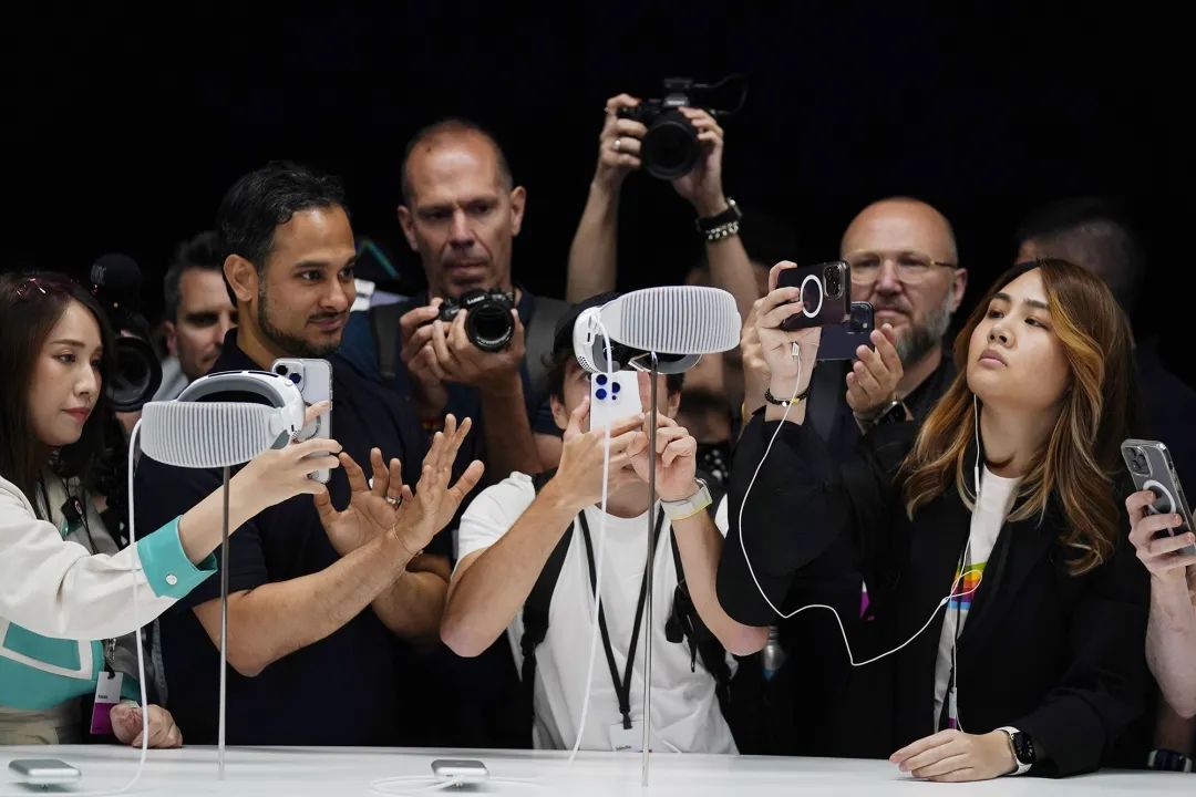 現場媒體蜂蛹拍攝 Apple Vision Pro 展示機|AP